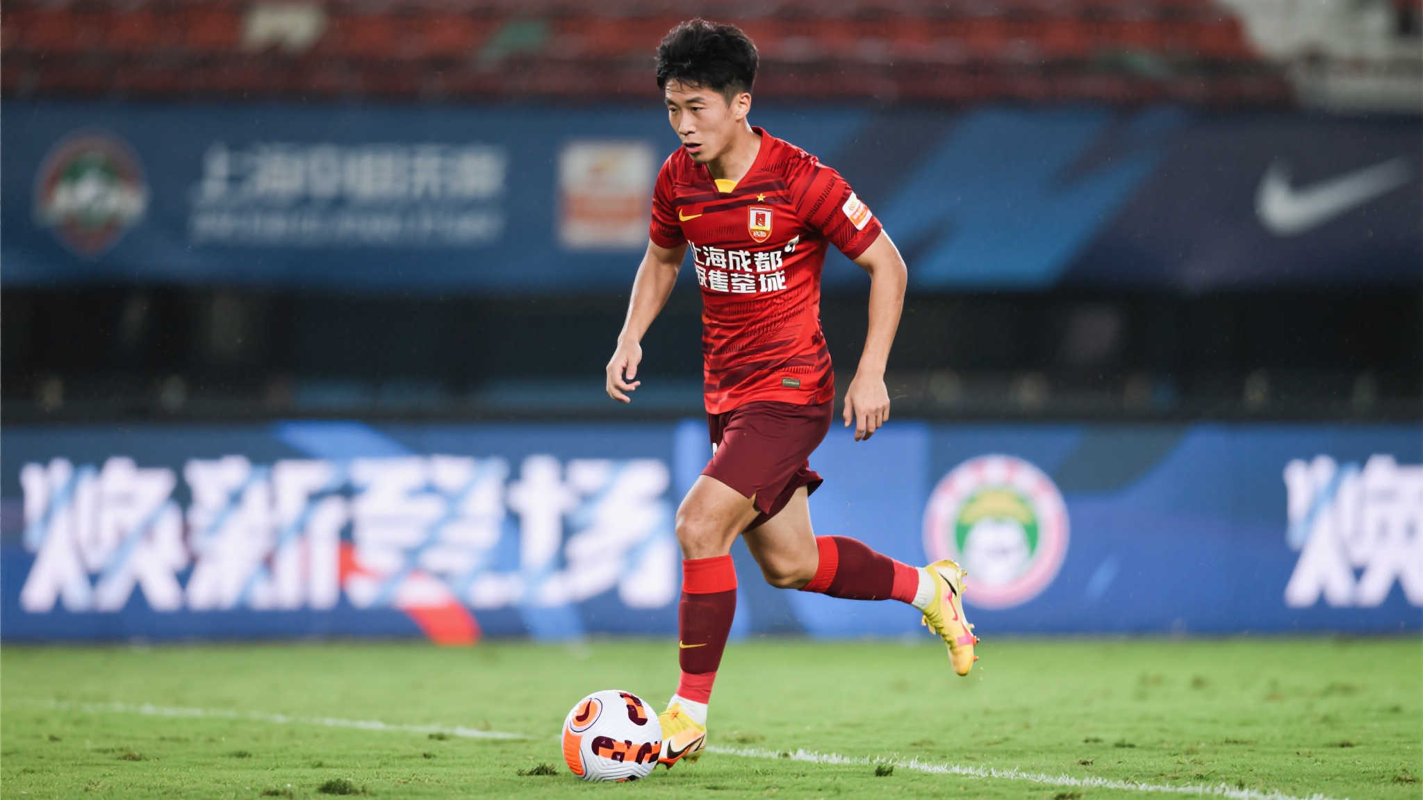 海港前球员在成都蓉城表现不佳，赛季仅4次出场，因低价引援效果不佳被批评为最差签约